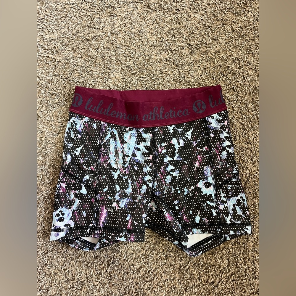 Lululemon What The Sport Short Floral Tranquil Crop Yoga Shorts‎ Size 4